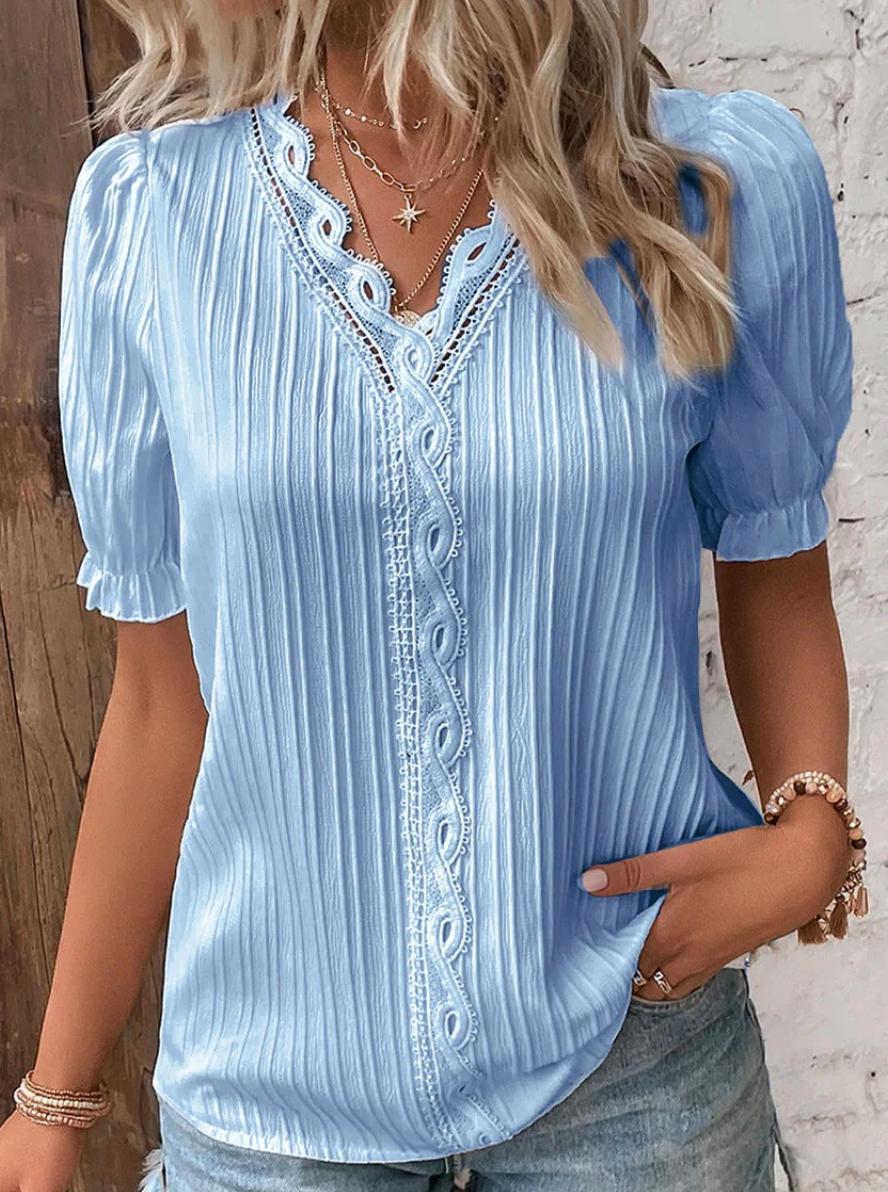 Clara | Plissert V-hals Bluse med Blondekant