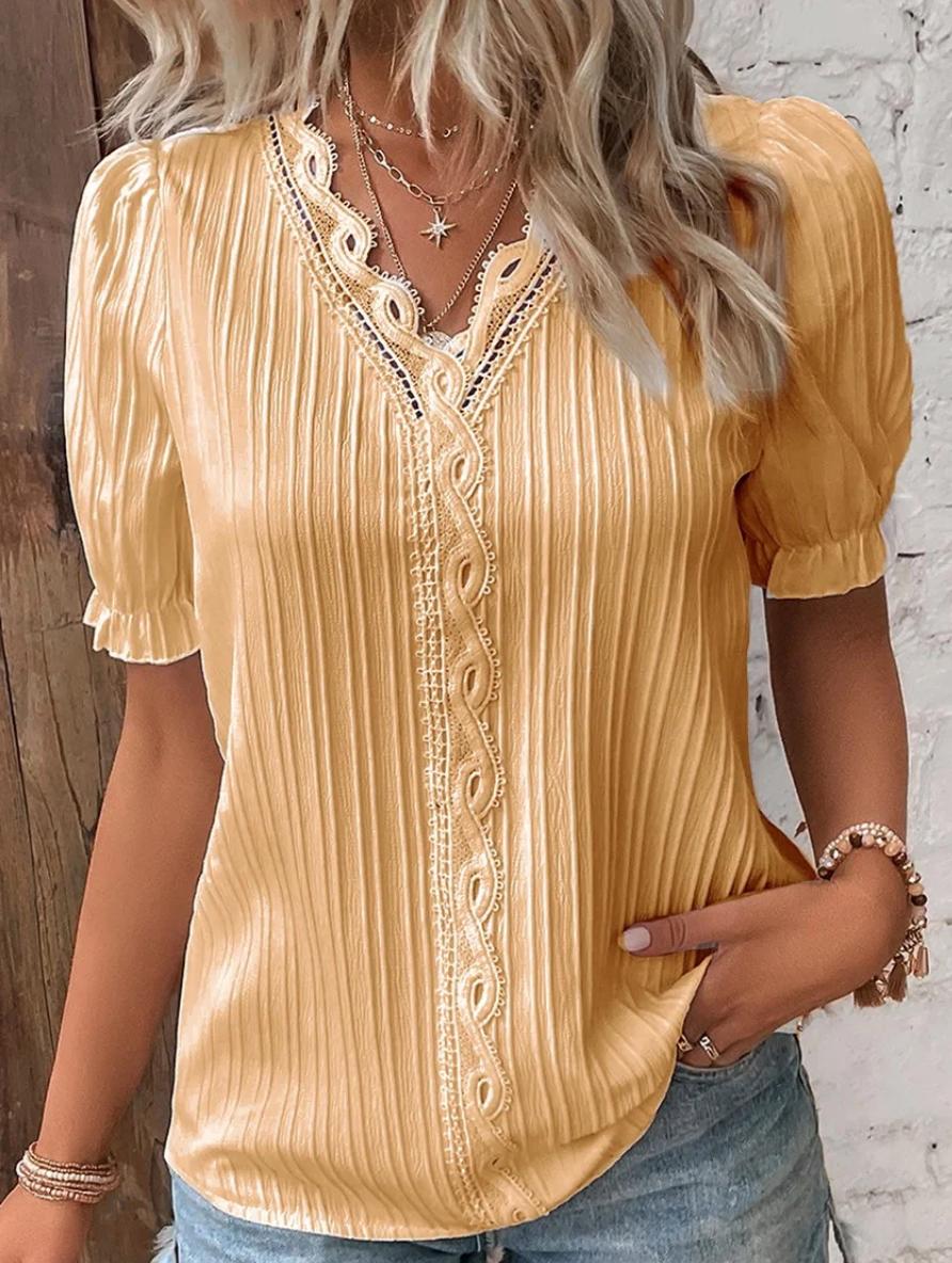 Clara | Plissert V-hals Bluse med Blondekant