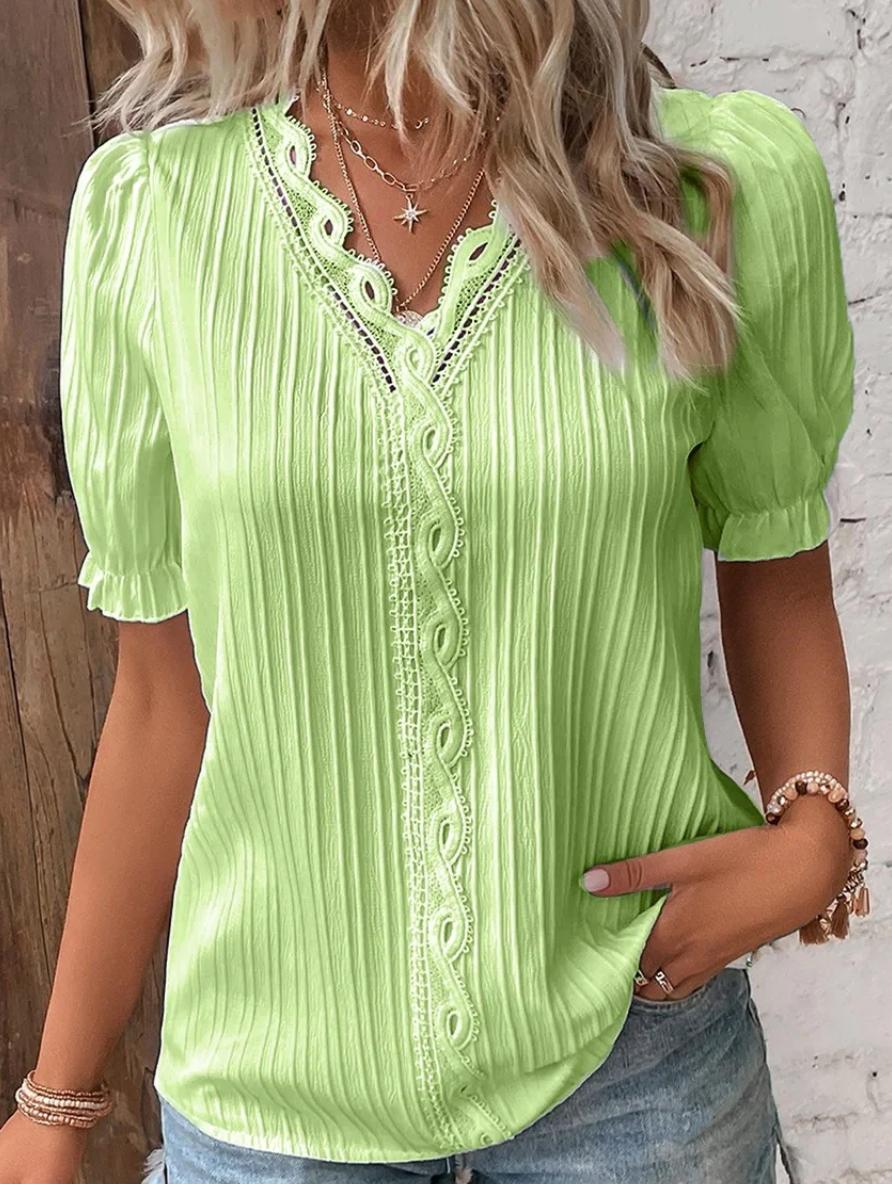 Clara | Plissert V-hals Bluse med Blondekant