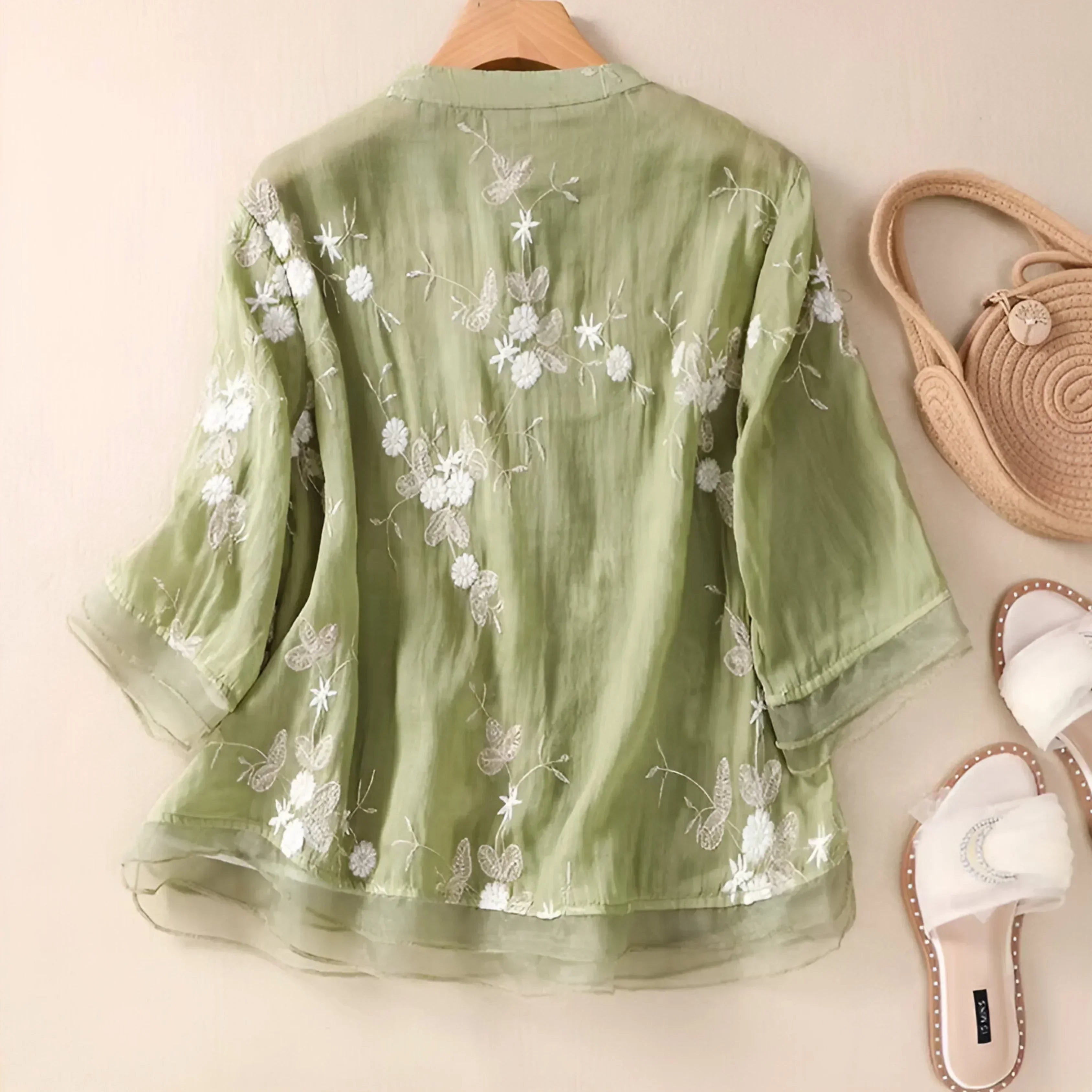 Freja | Brodert Damebluse med Knapper