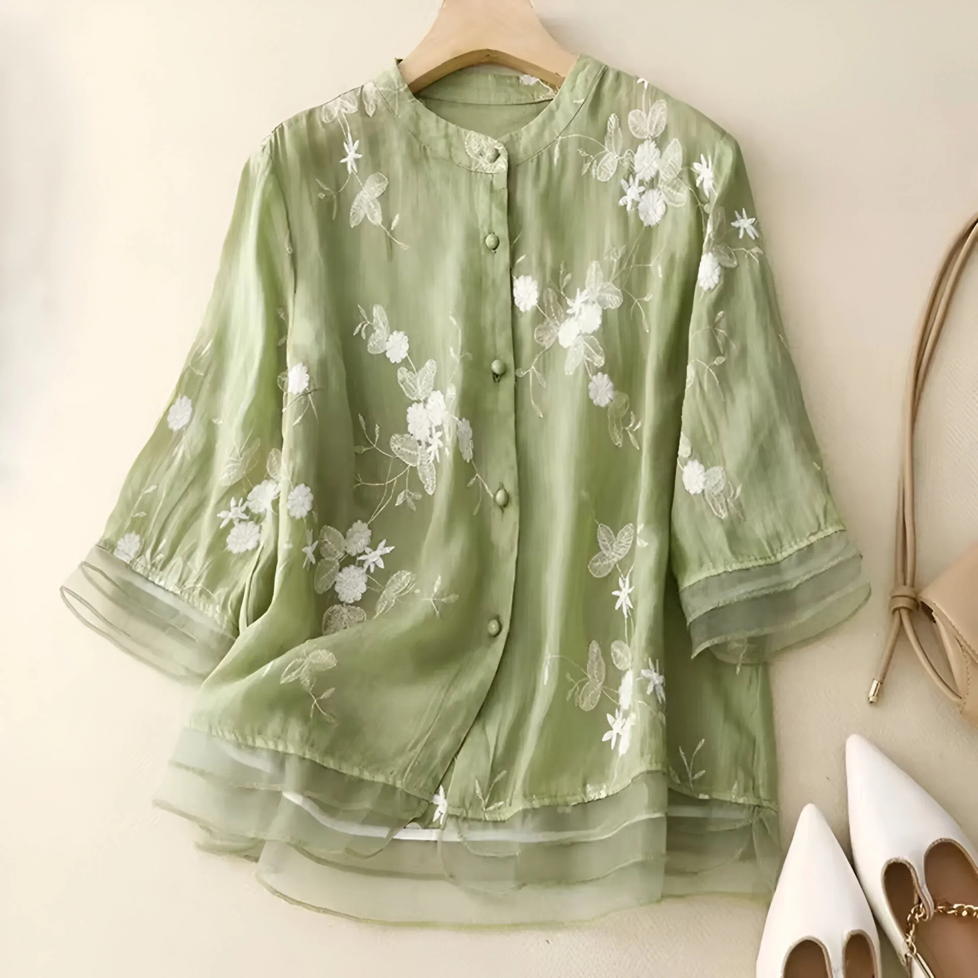 Freja | Brodert Damebluse med Knapper