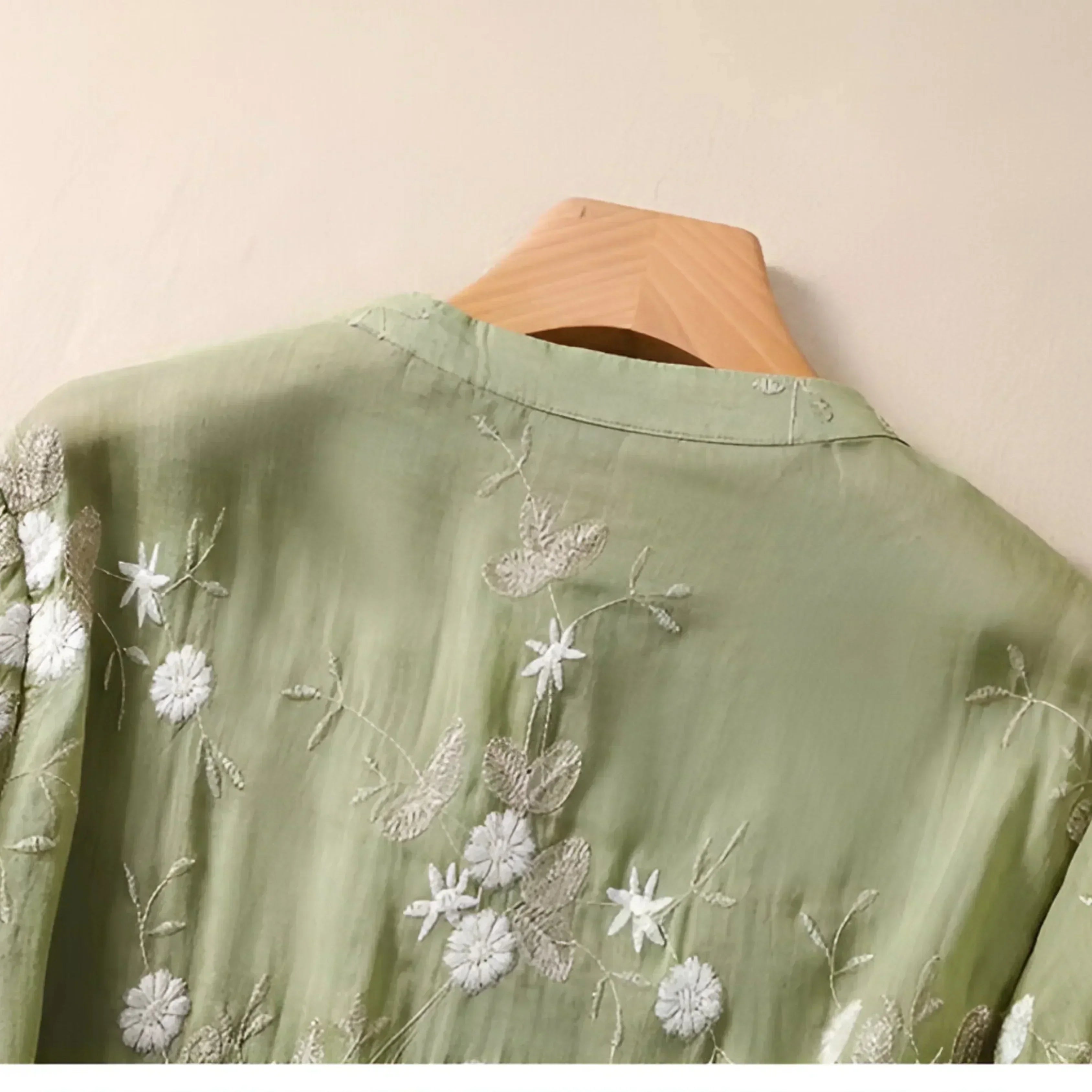 Freja | Brodert Damebluse med Knapper