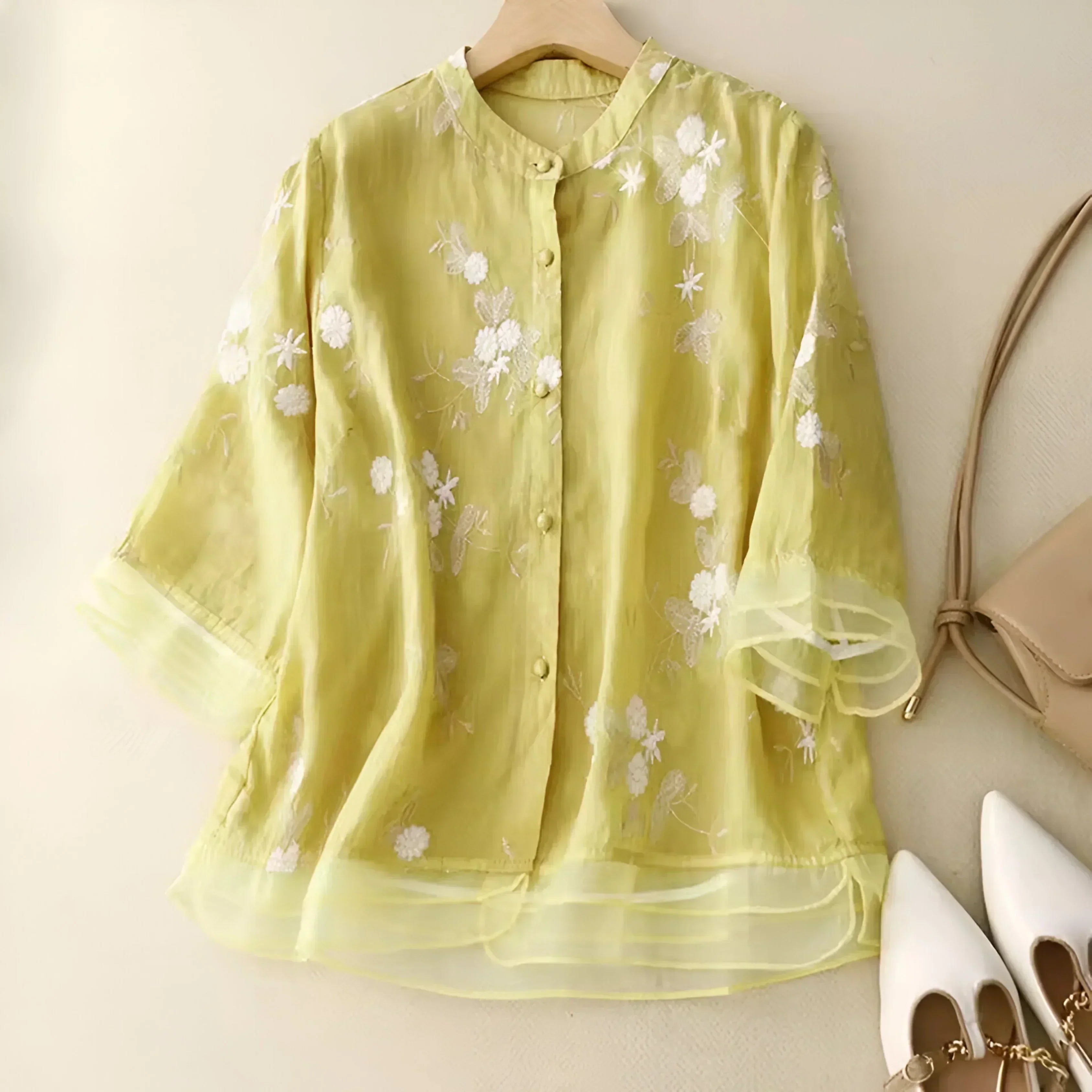 Freja | Brodert Damebluse med Knapper