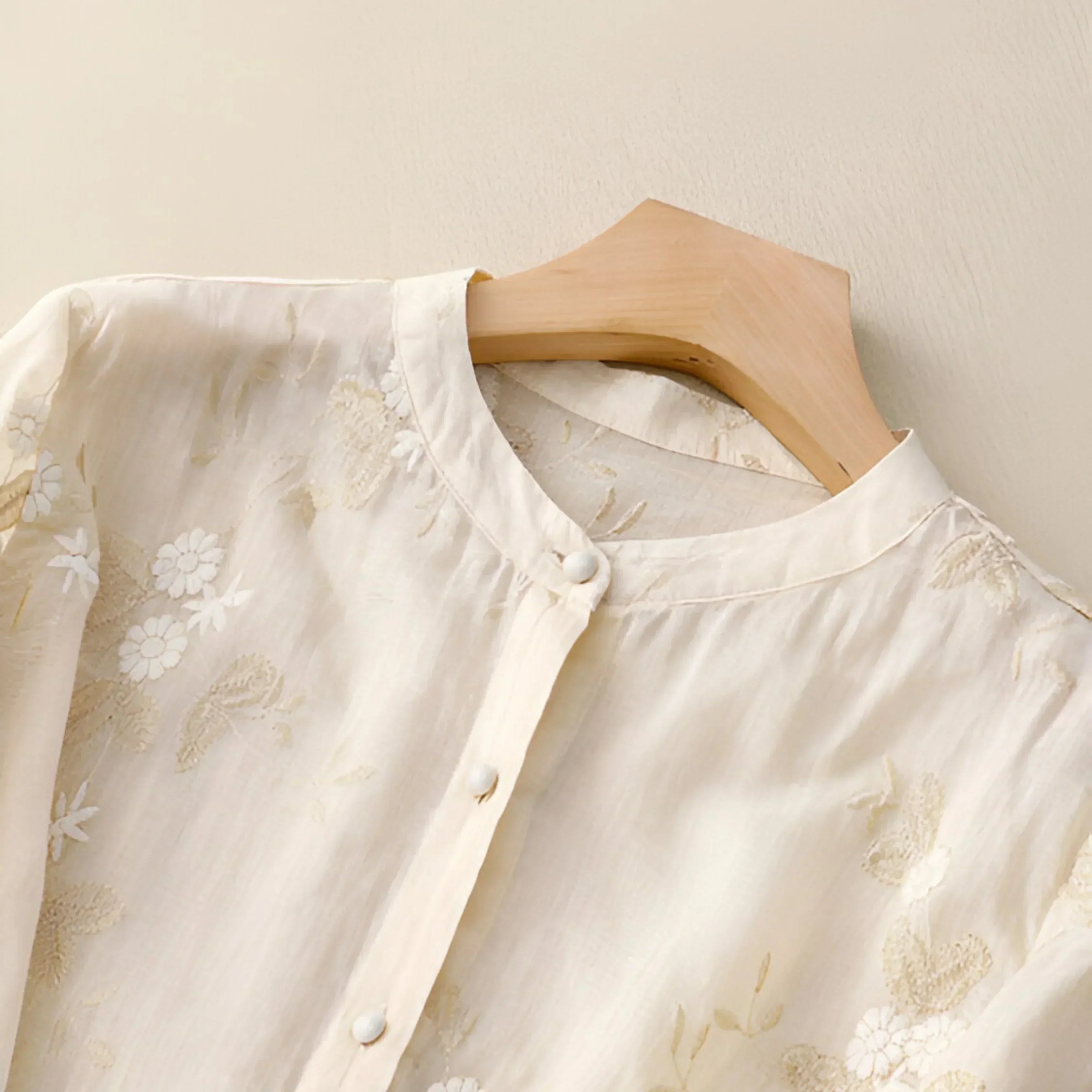 Freja | Brodert Damebluse med Knapper