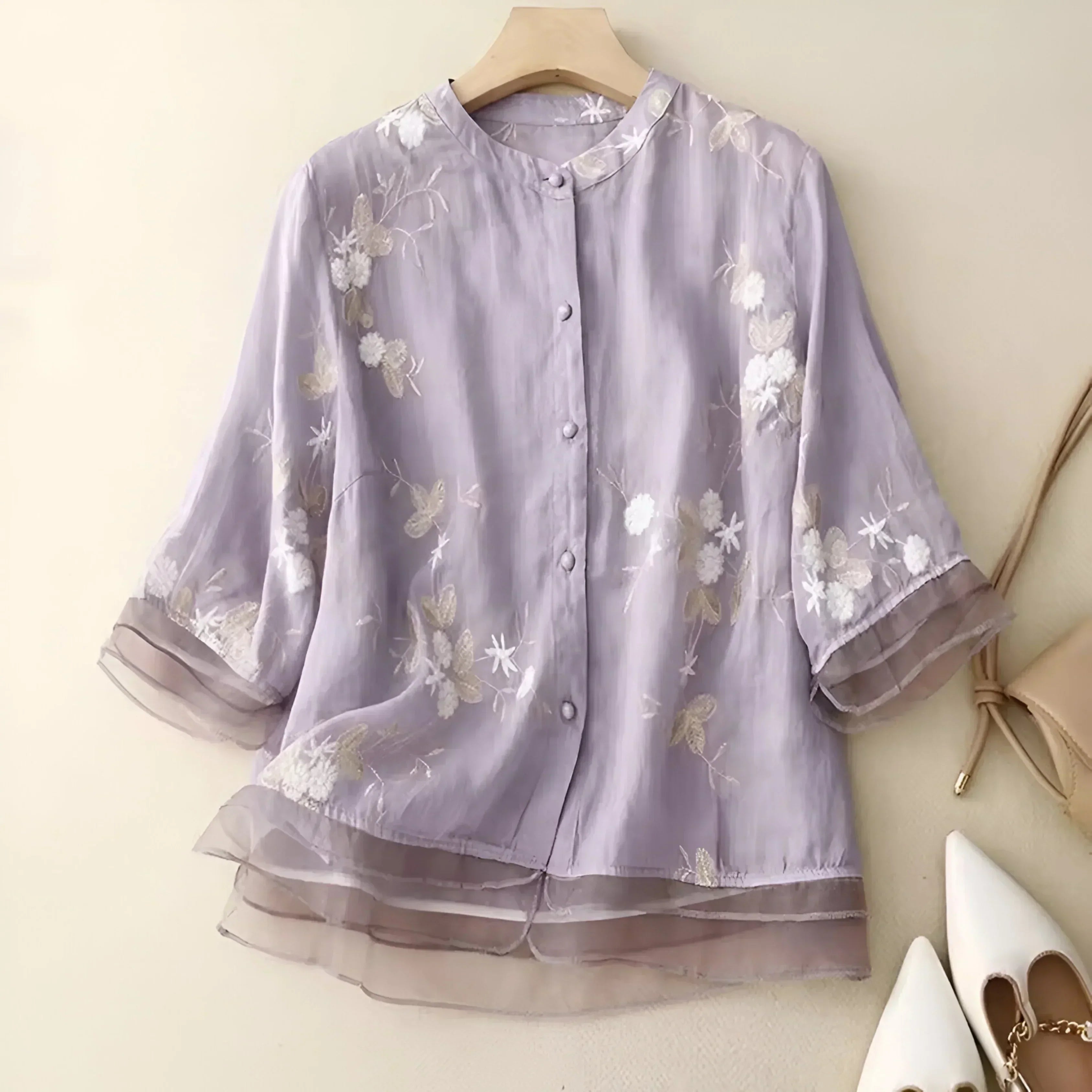 Freja | Brodert Damebluse med Knapper
