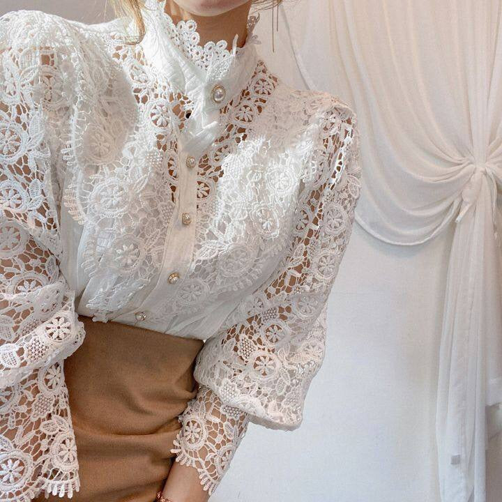 Elegant Damebluse med Blonder i Klassisk Stil