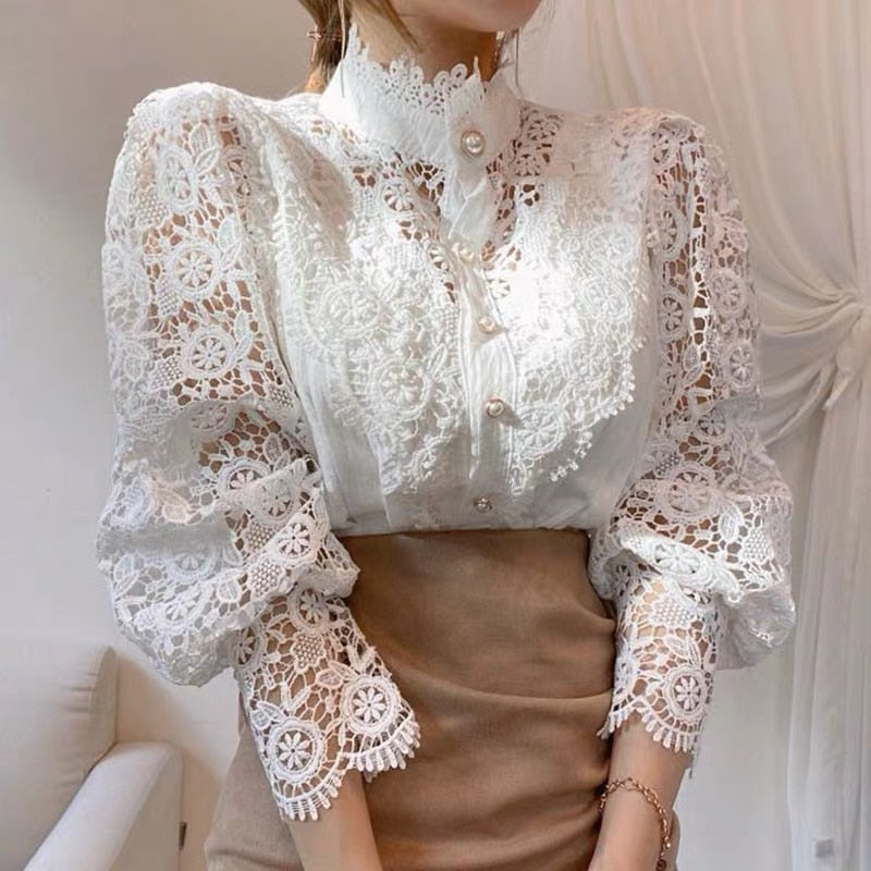 Elegant Damebluse med Blonder i Klassisk Stil