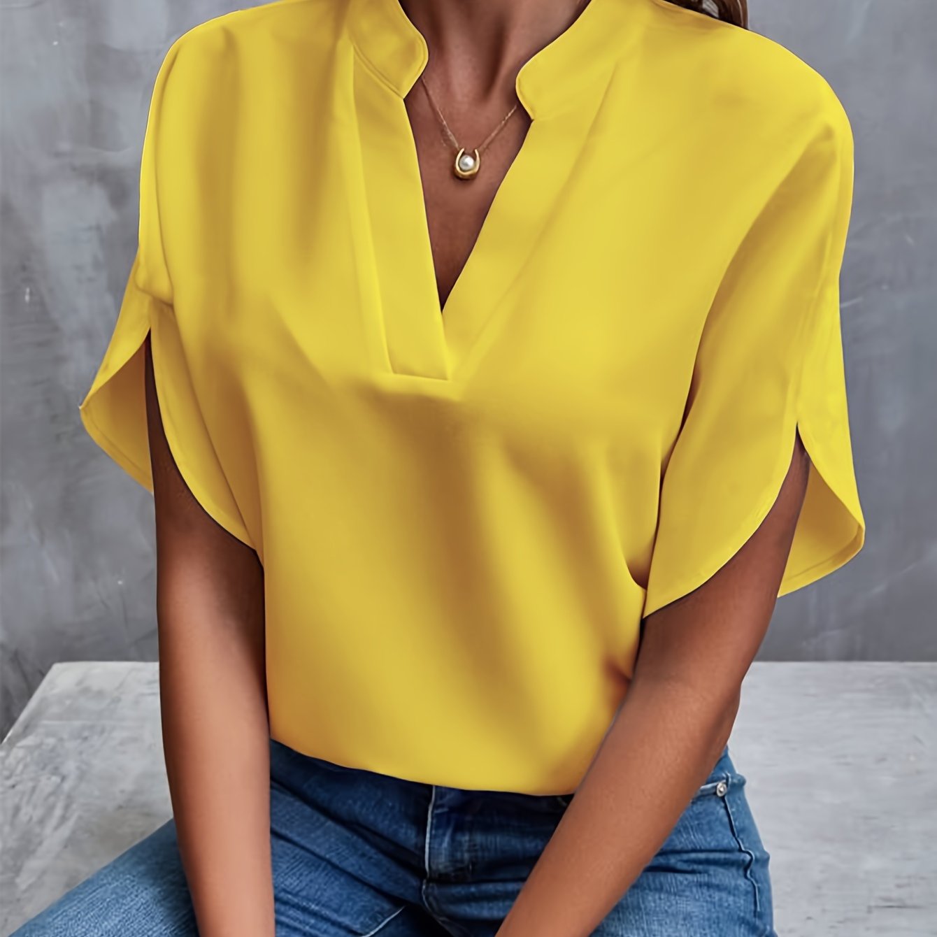 Emma | Elegant Damebluse med V-utringning