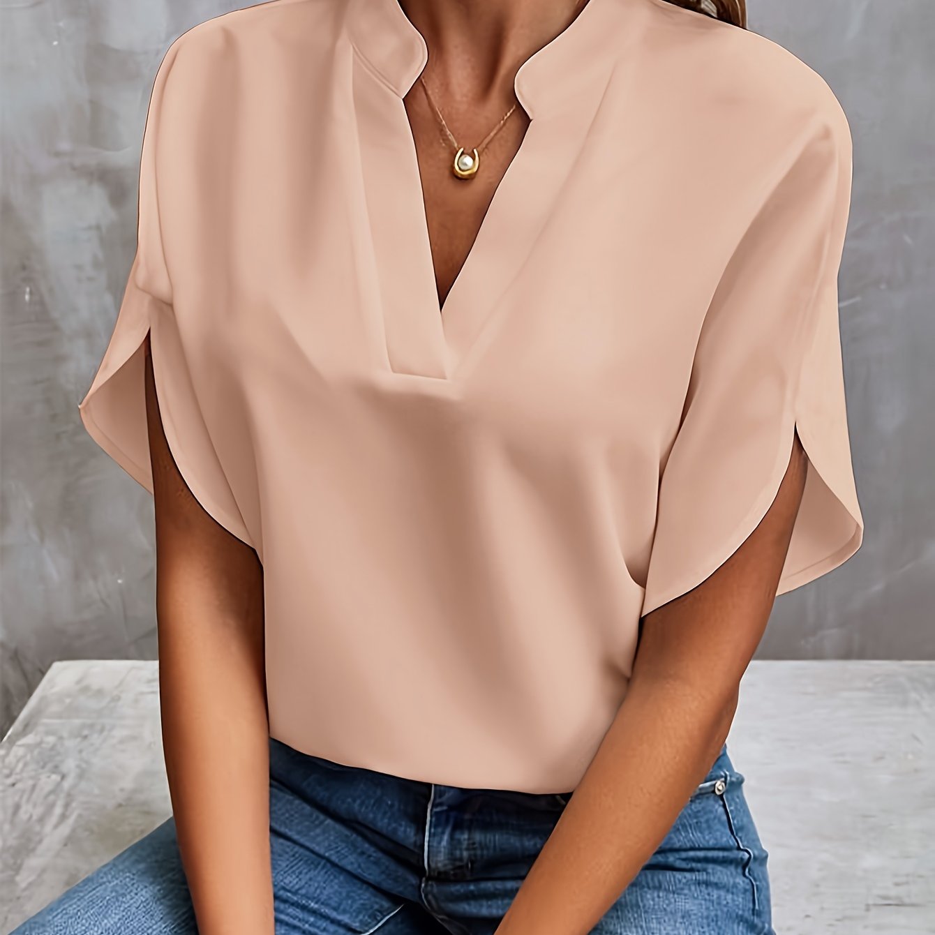 Emma | Elegant Damebluse med V-utringning