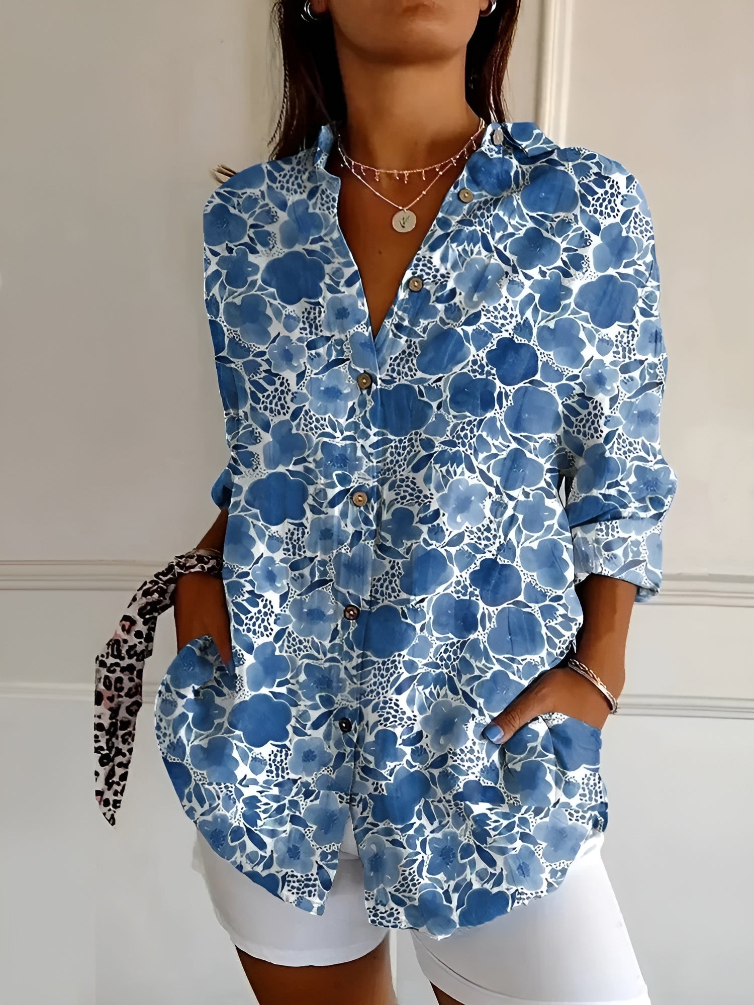 Liva | Blomstret Damebluse med Lange Ermer