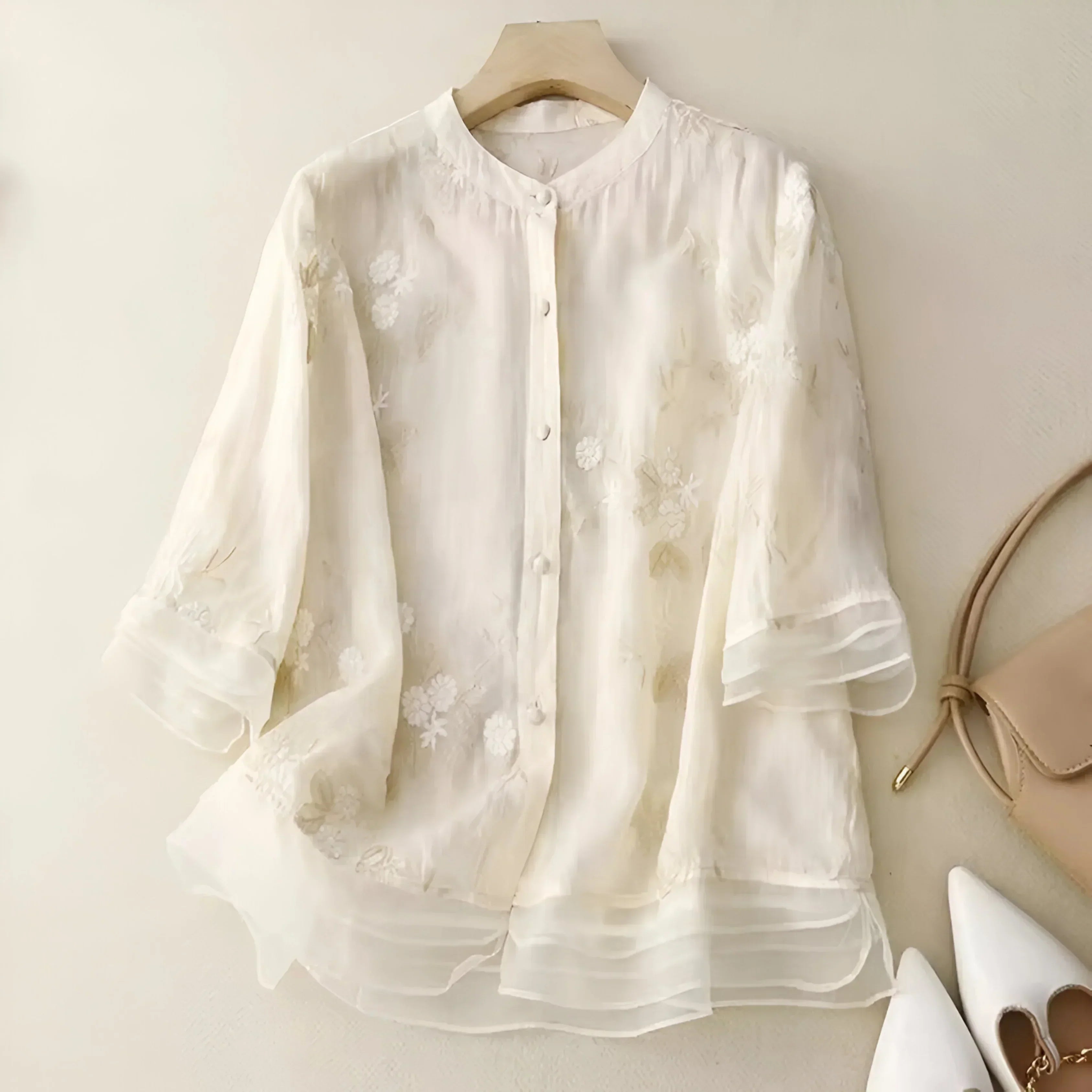 Freja | Brodert Damebluse med Knapper
