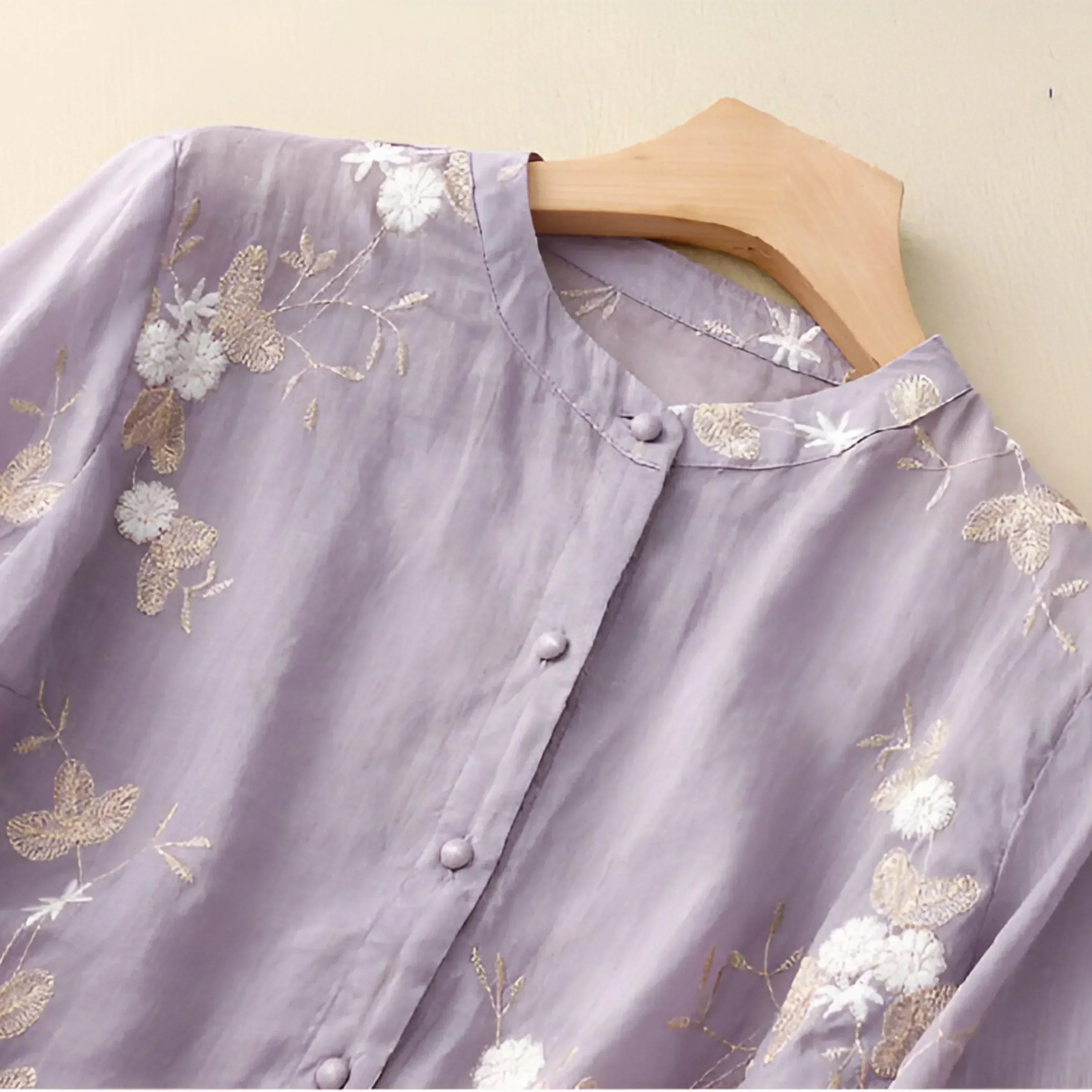 Freja | Brodert Damebluse med Knapper