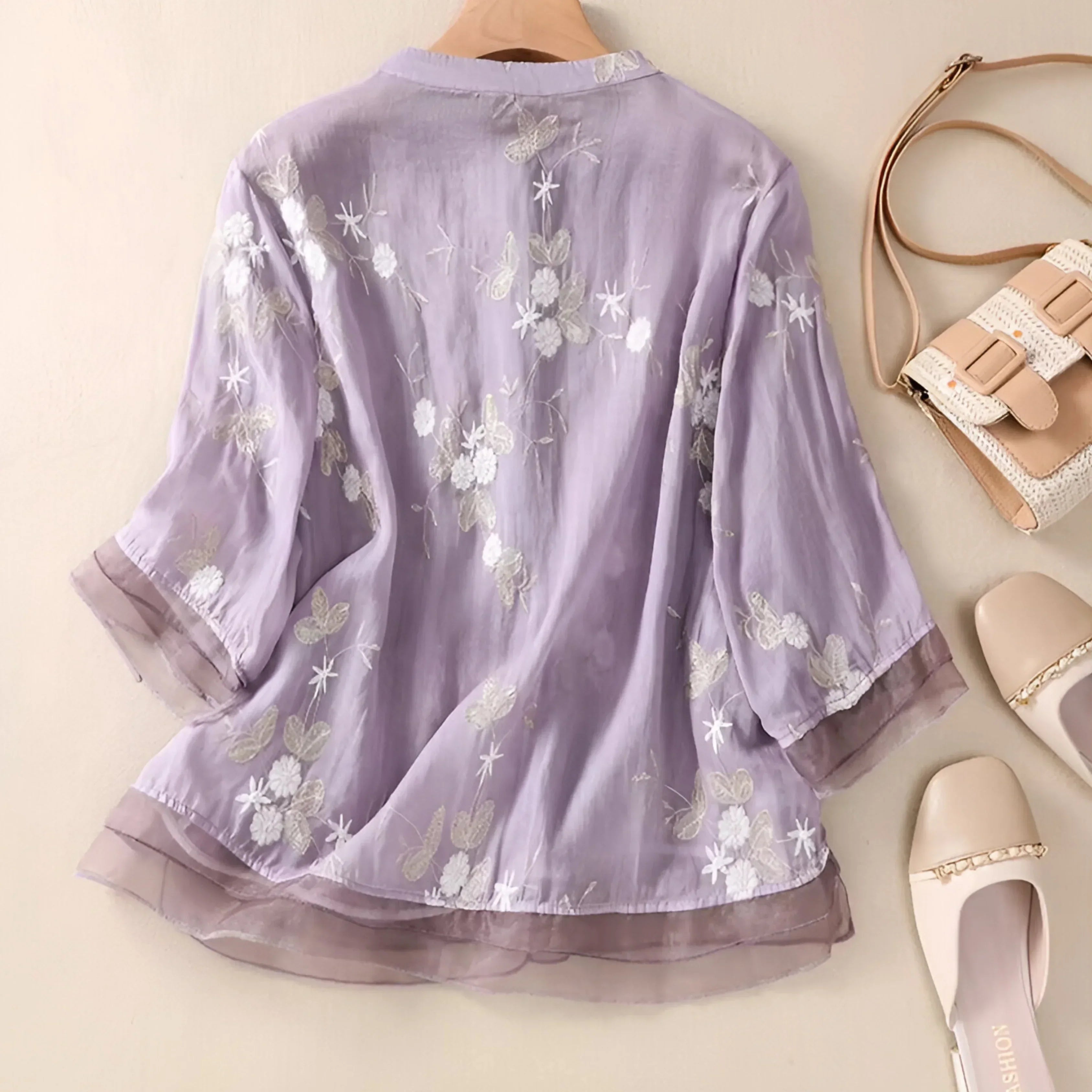 Freja | Brodert Damebluse med Knapper