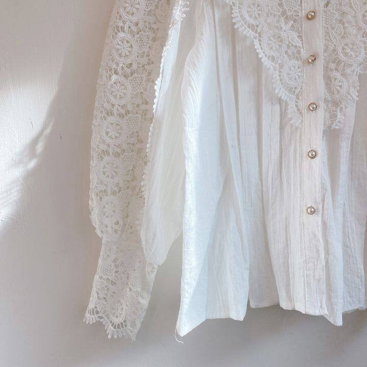 Elegant Damebluse med Blonder i Klassisk Stil