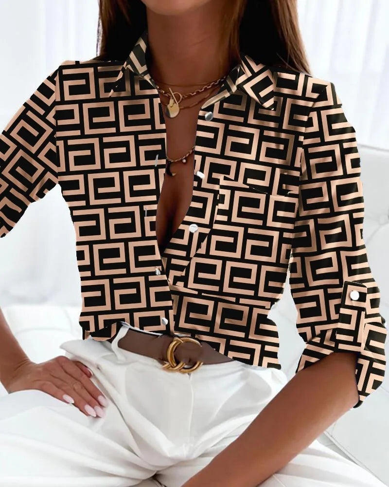 Anna | Damebluse med Abstrakt Print og Knapper